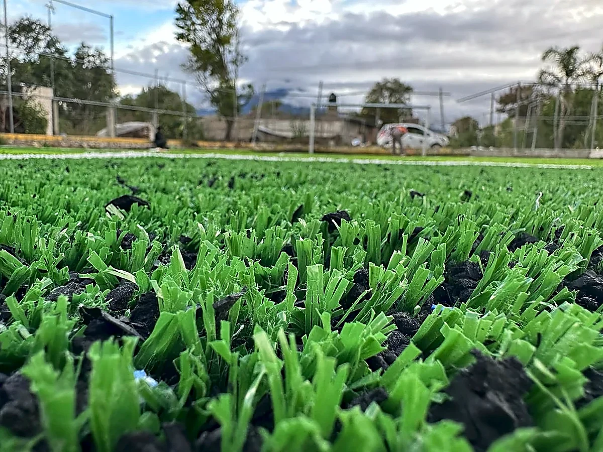Detalle del pasto sintético de la cancha de fútbol 5 en San Jerónimo Coyola, Puebla