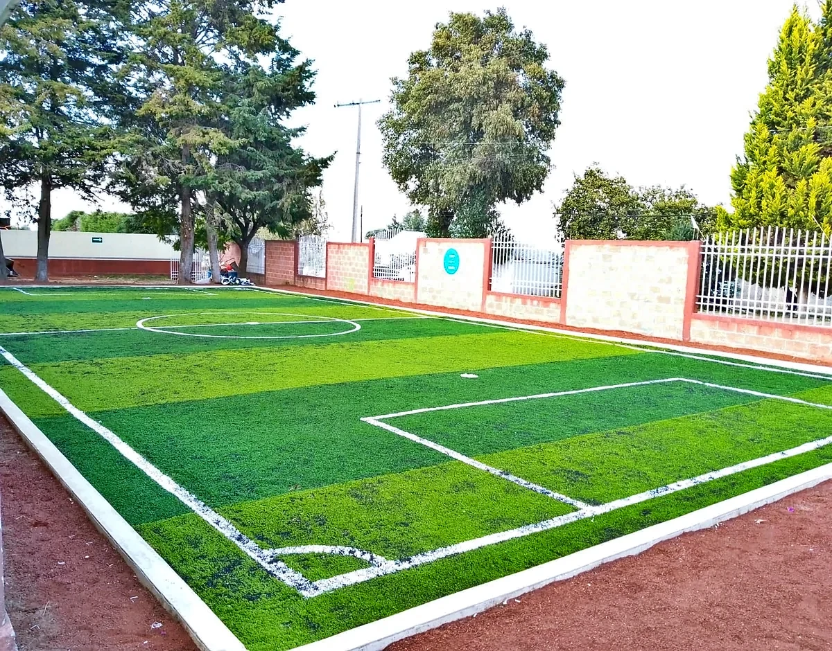 Cancha de fútbol 5 con pasto sintético en San Juan Tetla, Puebla: líneas insertadas en el pasto sintético