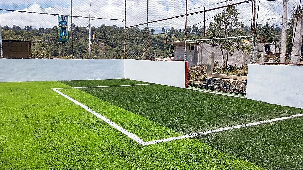Cancha de fútbol 7 con pasto sintético en Campo Deportivo Titanes de Tlahuapan, Puebla: otra vista de la cancha de fútbol 7