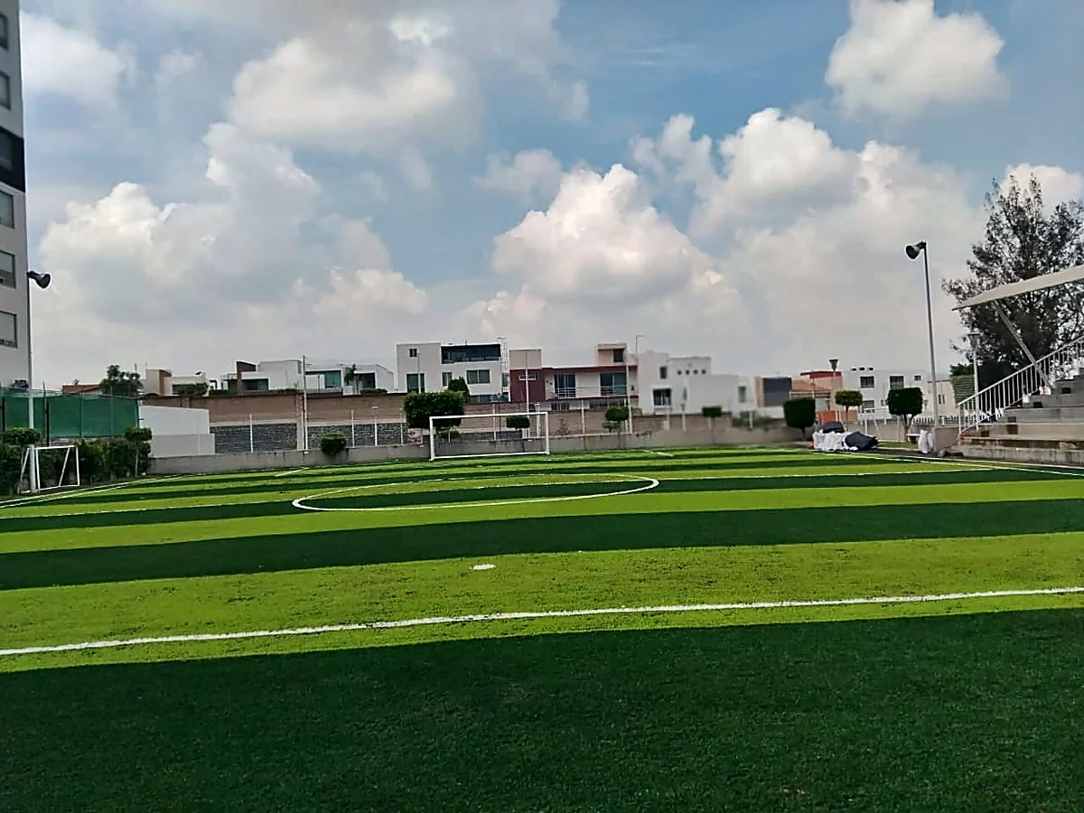 Cancha de fútbol 7 con pasto sintético en Colegio México Nuevo, Cholula, Puebla: otra vista de la cancha de fútbol 7