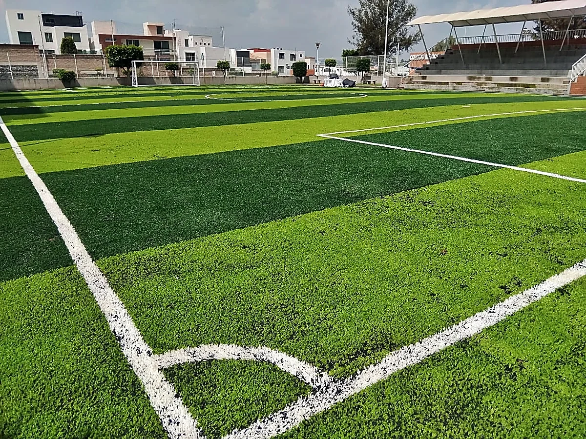 Detalle del pasto sintético de la cancha de fútbol 7 en Cholula, Puebla