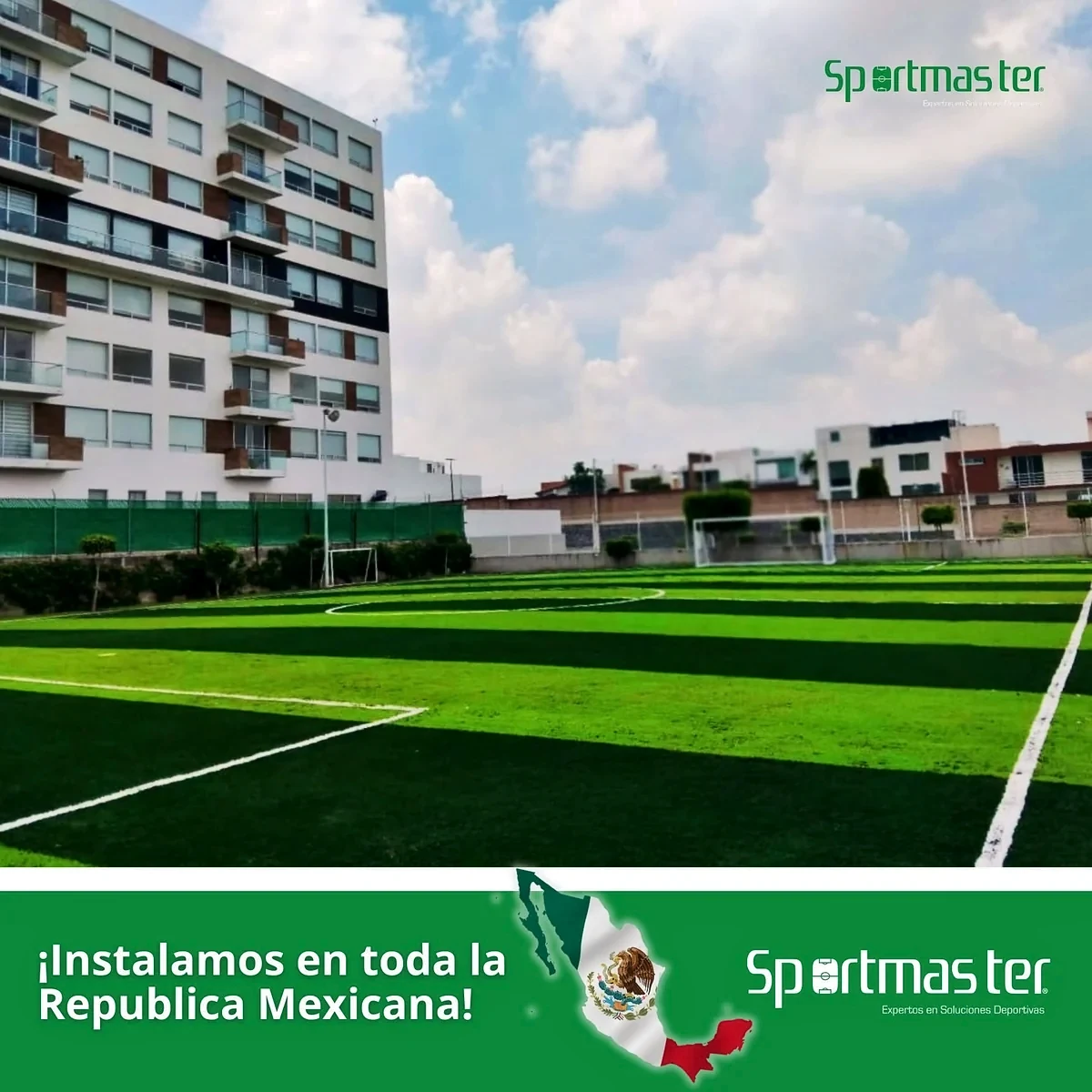 Cancha de fútbol 7 con pasto sintético en Colegio México Nuevo, San Andrés Cholula, Puebla: la cancha desde la línea lateral
