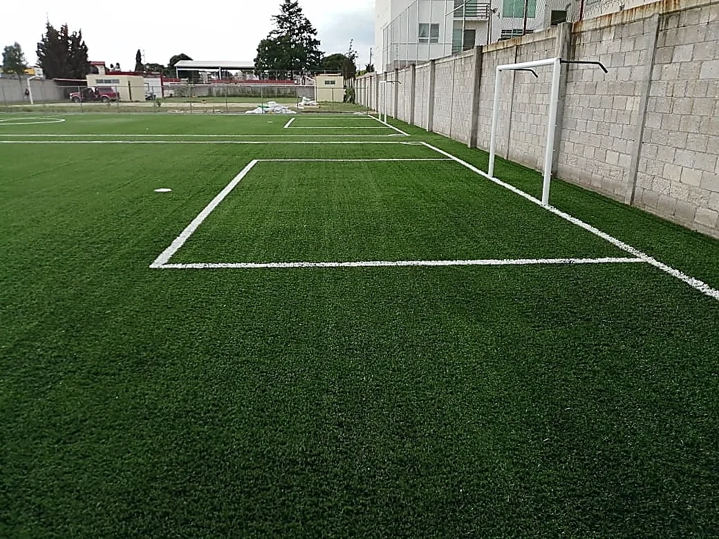 Cancha de fútbol 7 con pasto sintético en Colegio Puebla, Puebla: otra vista de la cancha de fútbol 7