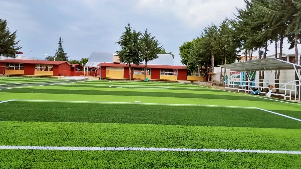 Cancha de fútbol 7 con pasto sintético en Deportivo Felipe Ángeles, Puebla: otra vista de la cancha de fútbol 7