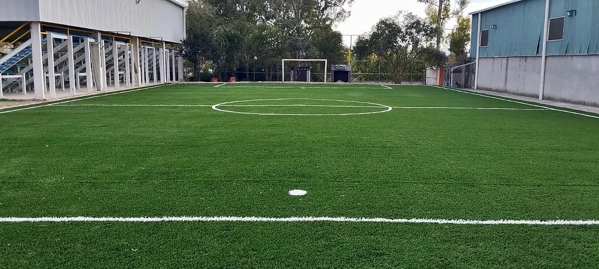 Cancha de fútbol 7 con pasto sintético en Escuela la Salle Juan Fromental Cayroche, San Francisco Totimehuacán