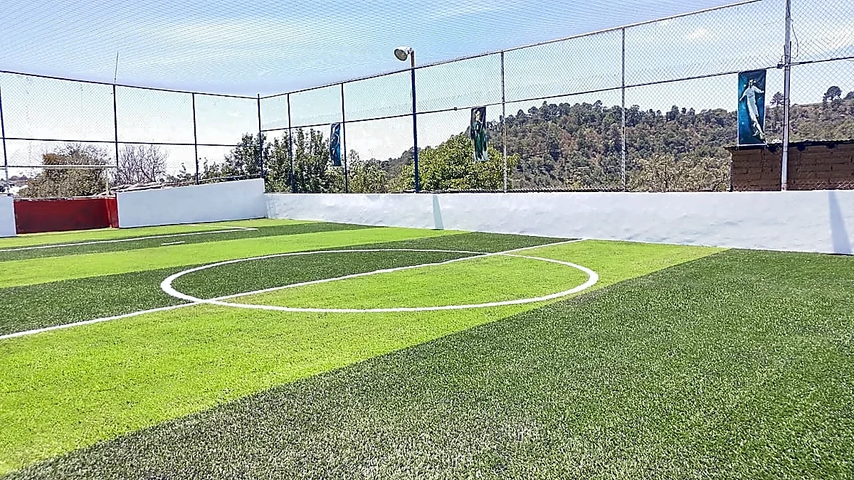Cancha de fútbol 7 con pasto sintético en Santa Rita Tlahuapan, Puebla: líneas de juego insertadas en el mismo pasto