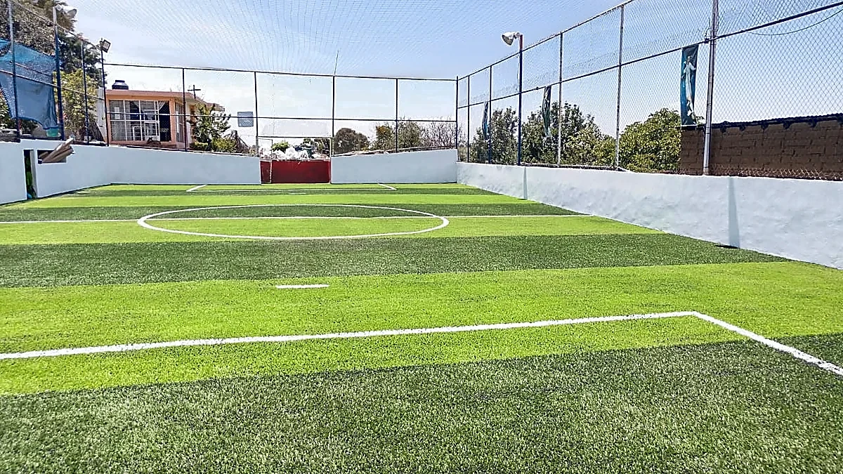Cancha de fútbol 7 con pasto sintético en Santa Rita Tlahuapan, Puebla: pasto sintético deportivo recién cepillado