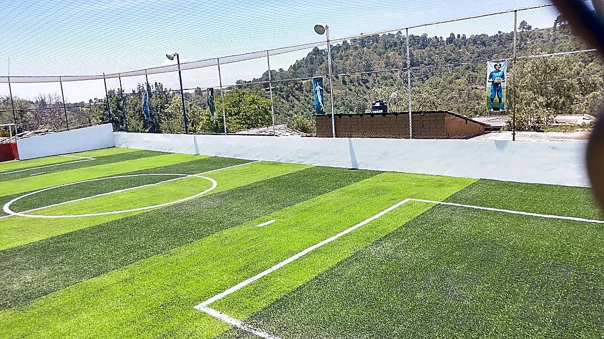 Detalle del pasto sintético de la cancha de fútbol 7 en Santa Rita Tlahuapan, Puebla