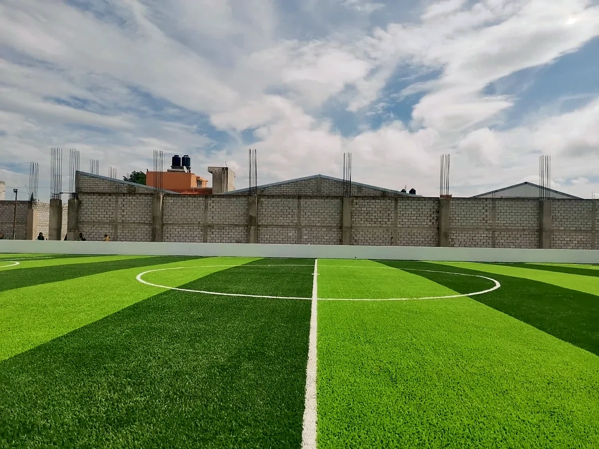 Cancha de fútbol 7 con pasto sintético en Tehuacán, Puebla: la cancha desde la línea lateral