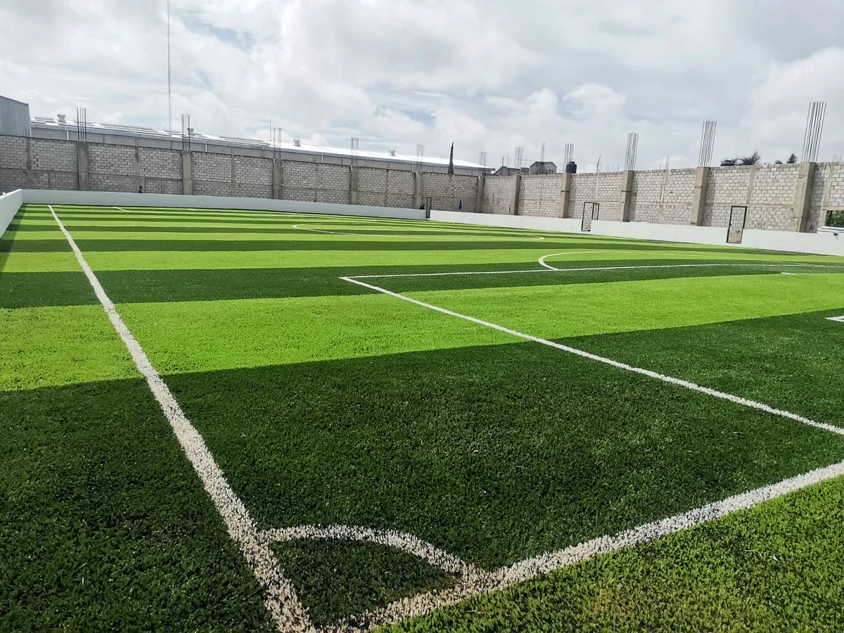 Cancha de fútbol 7 con pasto sintético en Tehuacán, Puebla: otra vista de la cancha de fútbol 7