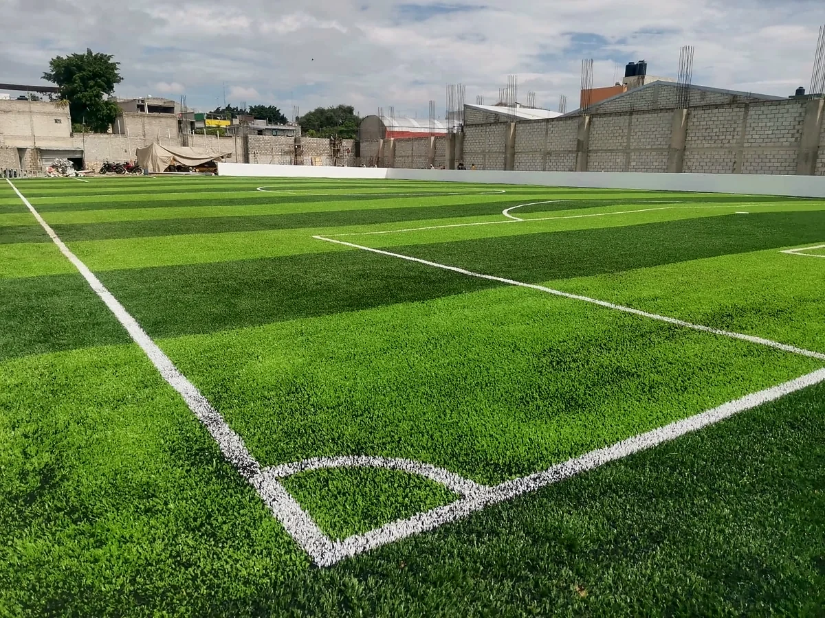 Cancha de fútbol 7 con pasto sintético en Tehuacán, Puebla: pasto sintético deportivo recién cepillado