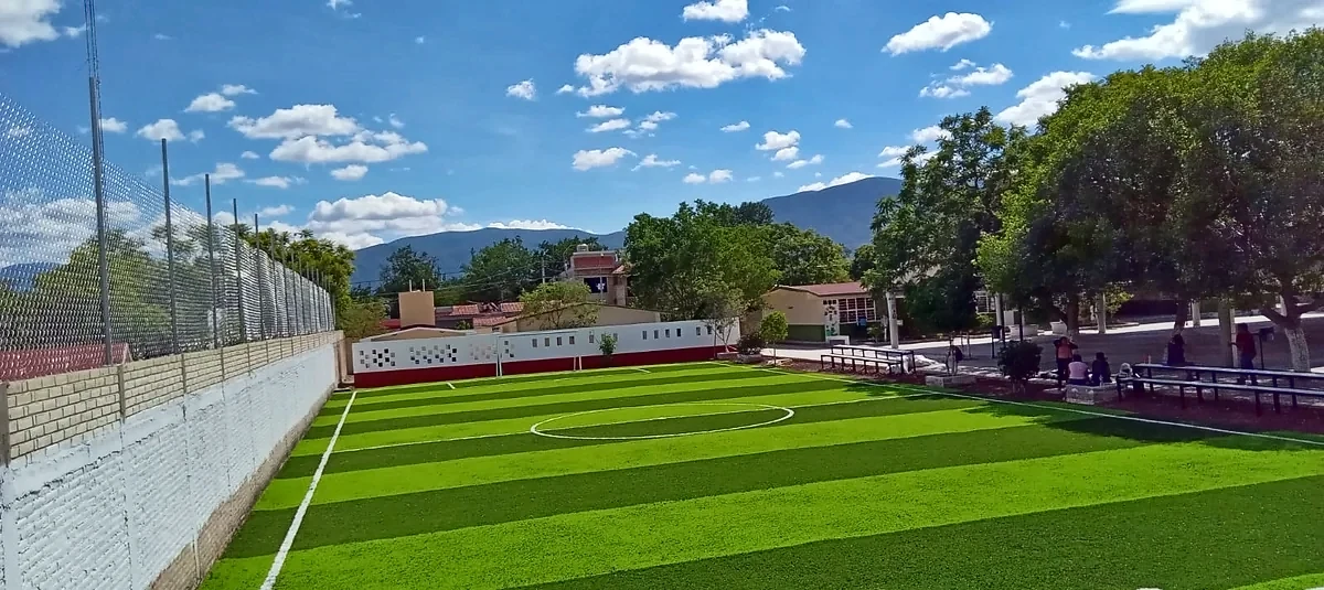 Cancha de fútbol 7 con pasto sintético en Telesecundaria Martín Luther King, San José Miahuatlán