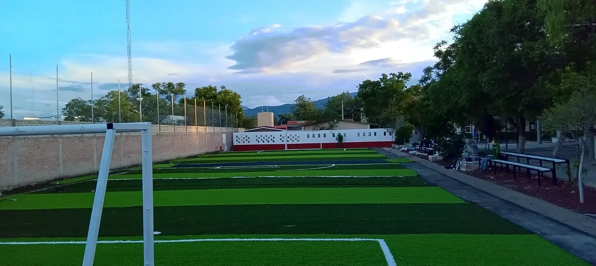 Detalle del pasto sintético de la cancha de fútbol 7 en San José Miahuatlán, Puebla