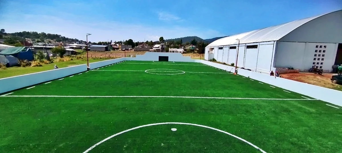 Cancha de fútbol rápido con pasto sintético en Aztequilla, Puebla