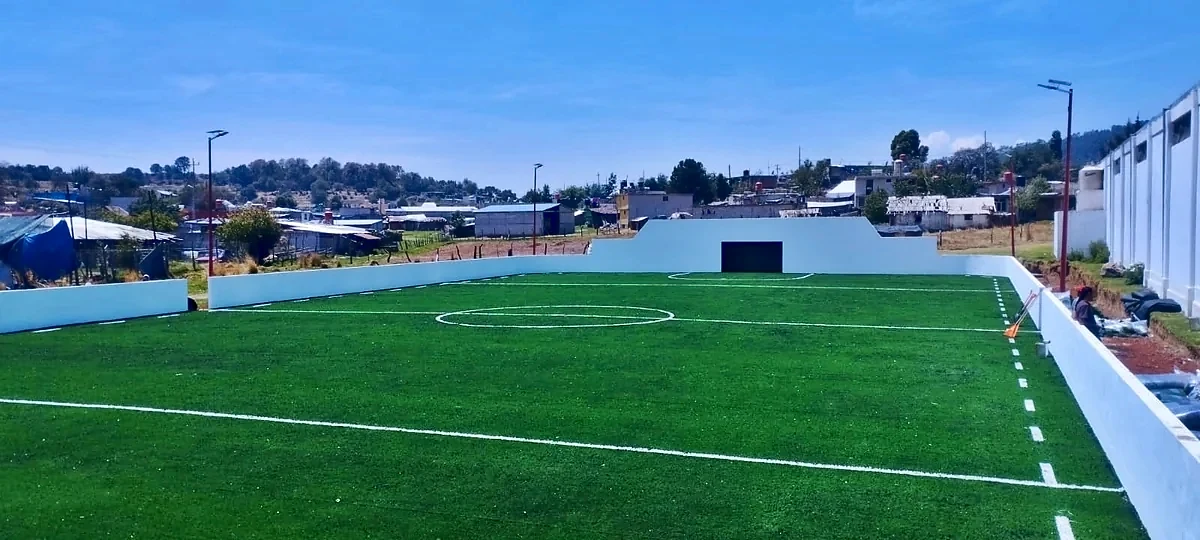 Cancha de fútbol rápido con pasto sintético en Aztequilla, Puebla: líneas de juego insertadas en el pasto