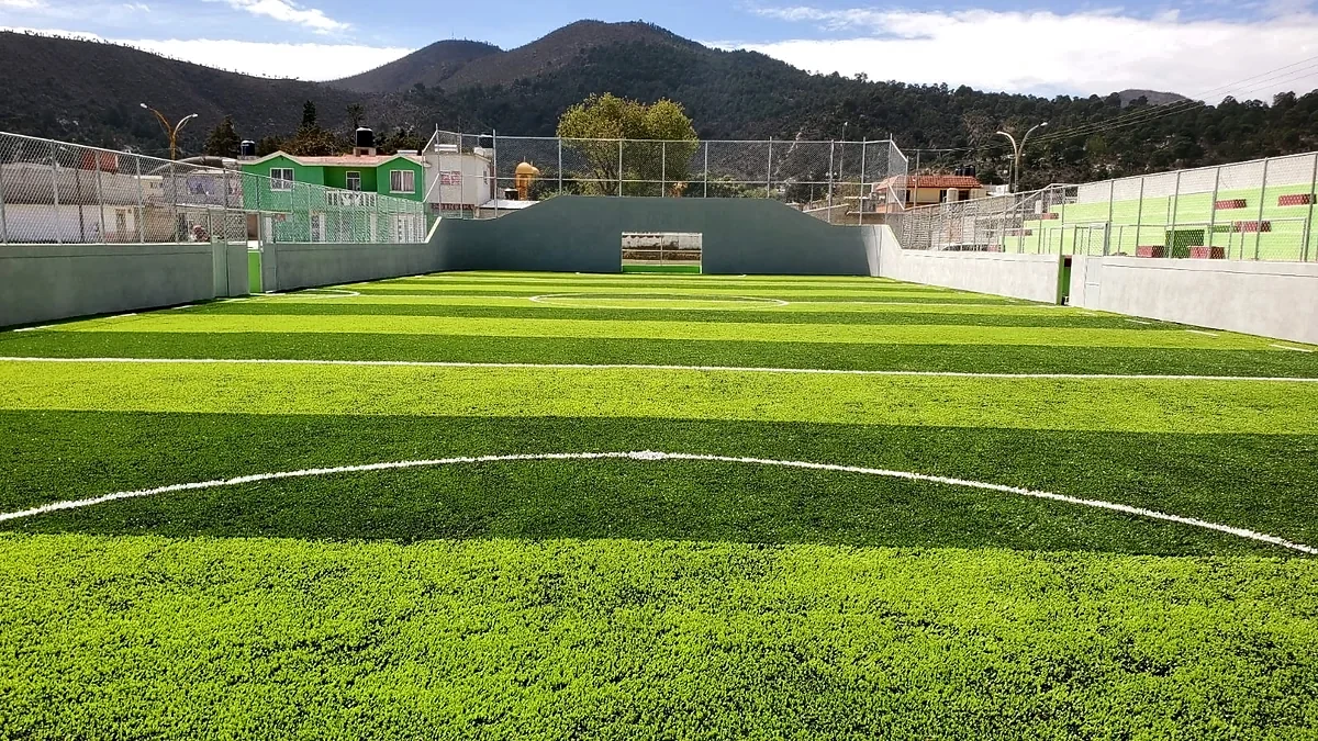 Cancha de fútbol rápido con pasto sintético en San Antonio Virreyes, Puebla: otra vista de la cancha