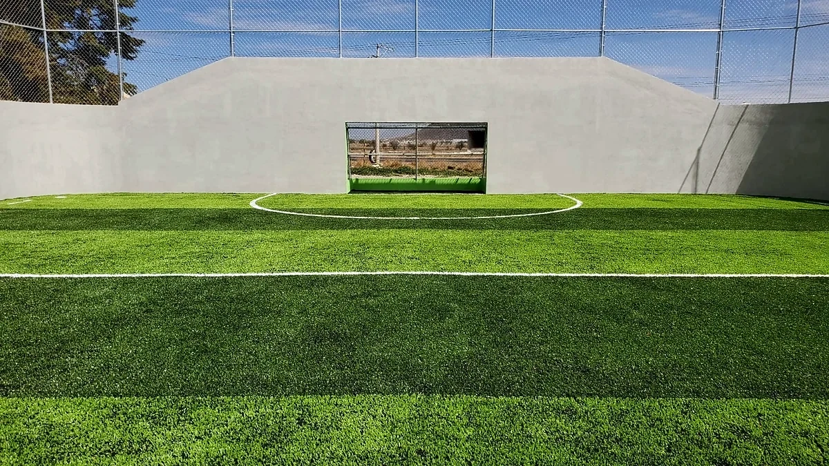 Cancha de fútbol rápido con pasto sintético en San Antonio Virreyes, Puebla: la cancha desdel fondo