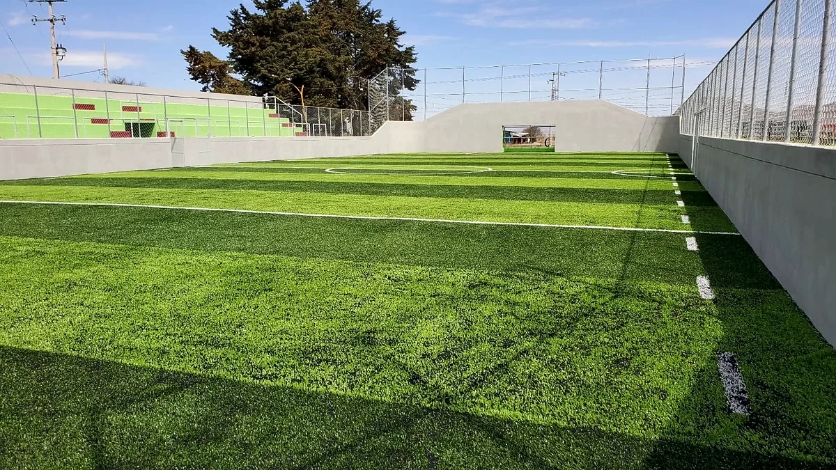Detalle del pasto sintético de la cancha de fútbol rápido en San Antonio Virreyes, Puebla