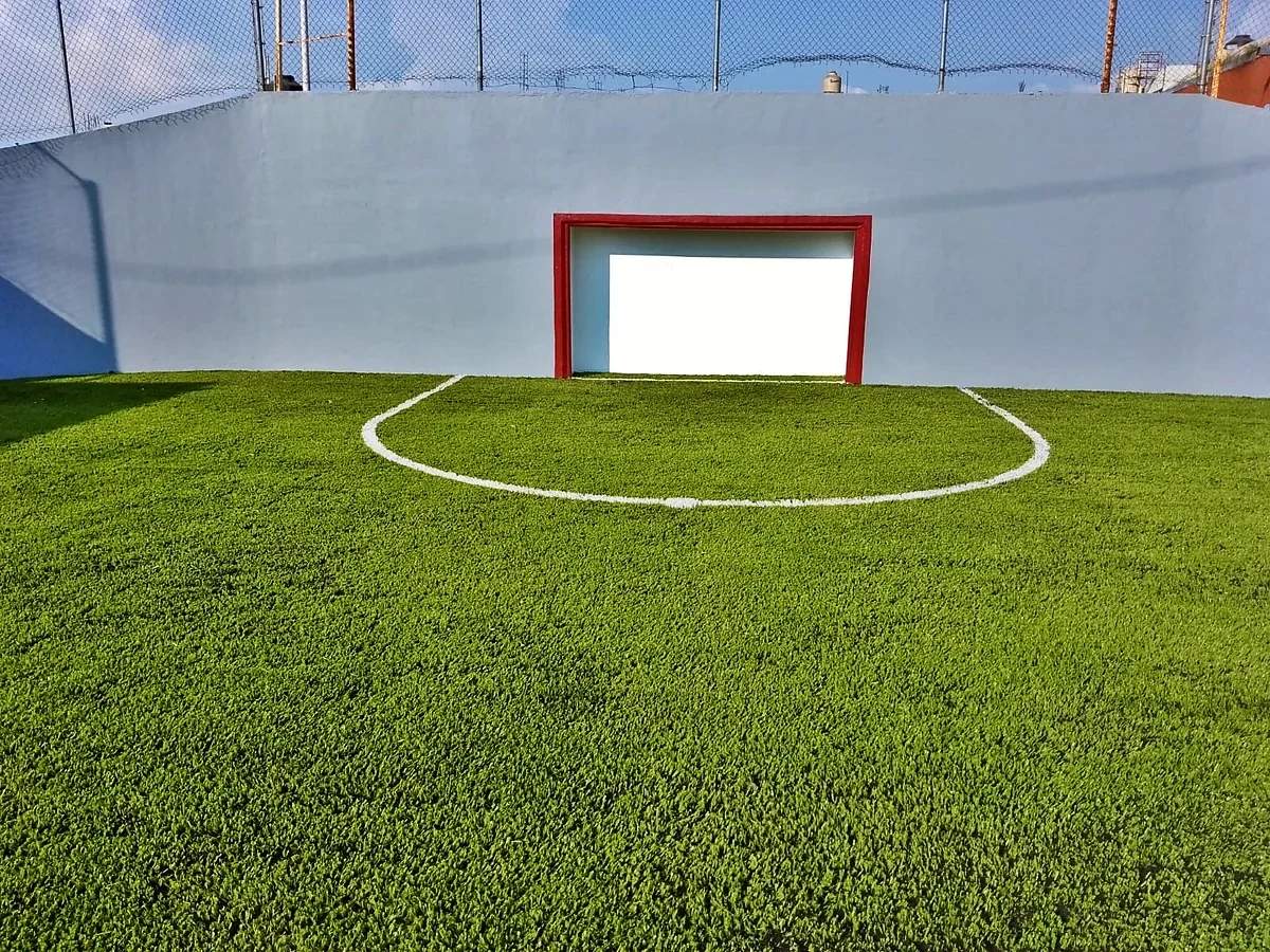 Detalle del pasto sintético de la cancha de fútbol rápido en San Miguel Xoxtla, Puebla