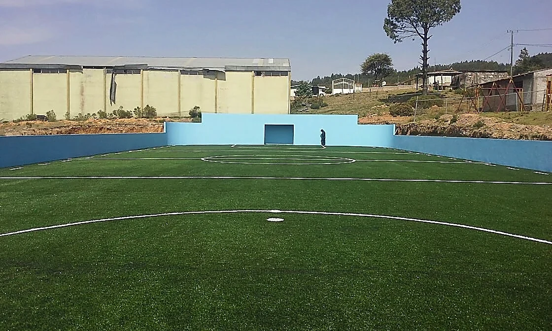 Detalle del pasto sintético de la cancha de fútbol rápido en Teotlalco, Vicente Guerrero, Puebla