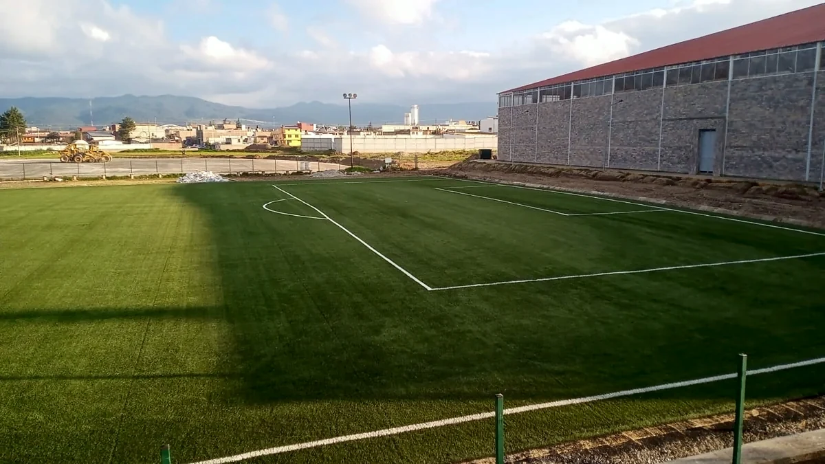 Detalle del pasto sintético de la cancha de fútbol soccer en Chignahuapan, Puebla