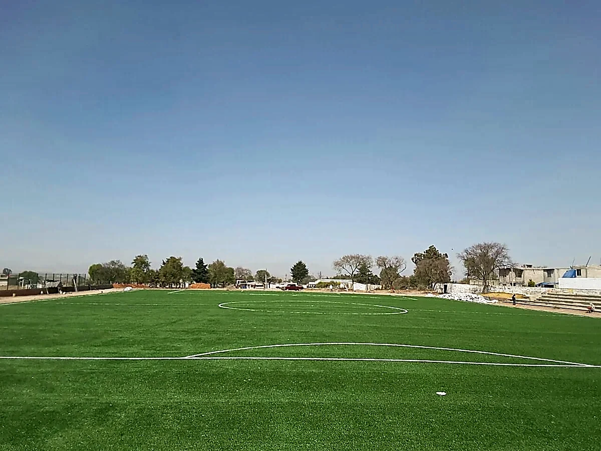 Cancha de fútbol soccer con pasto sintético en Nopalucan, Puebla