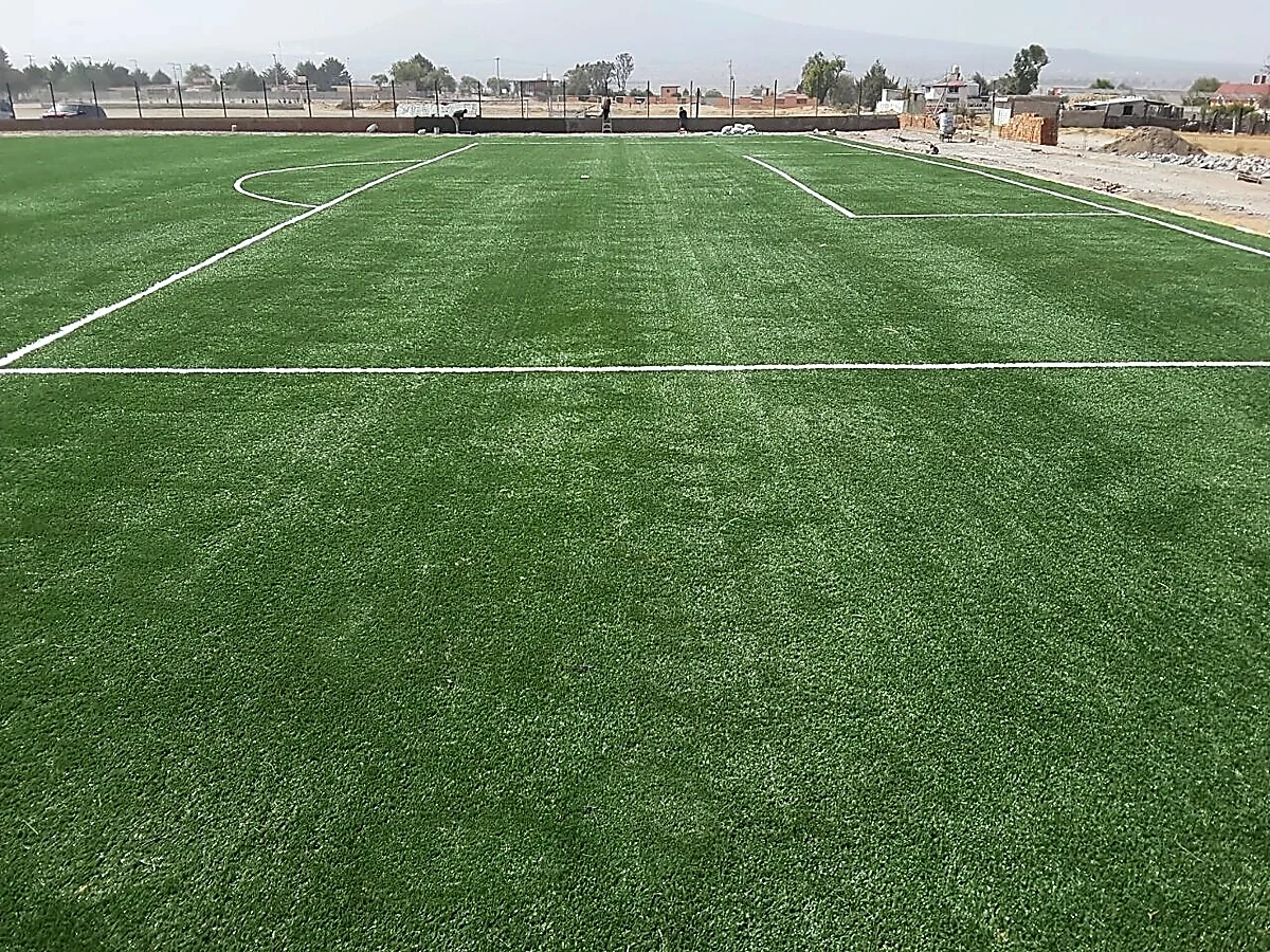 Cancha de fútbol soccer con pasto sintético en Nopalucan, Puebla: la cancha desde la línea lateral