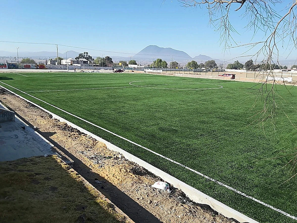 Cancha de fútbol soccer con pasto sintético en Nopalucan, Puebla: otra vista de la cancha