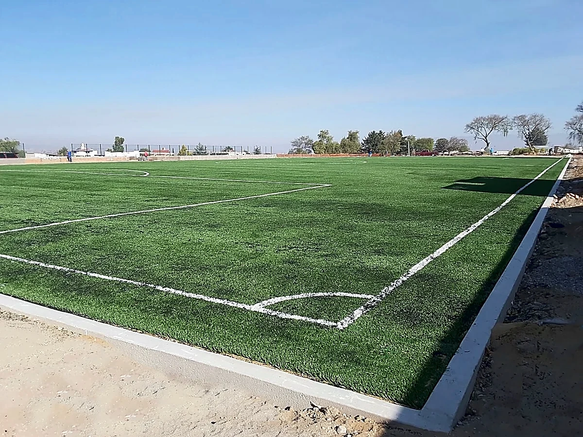 Cancha de fútbol soccer con pasto sintético en Nopalucan, Puebla: pasto sintético deportivo recién cepillado