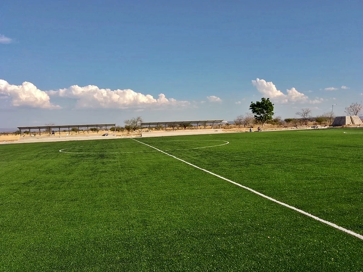 Cancha de fútbol soccer con pasto sintético en Santa Catarina Tlaltempan, Puebla: otra vista de la cancha