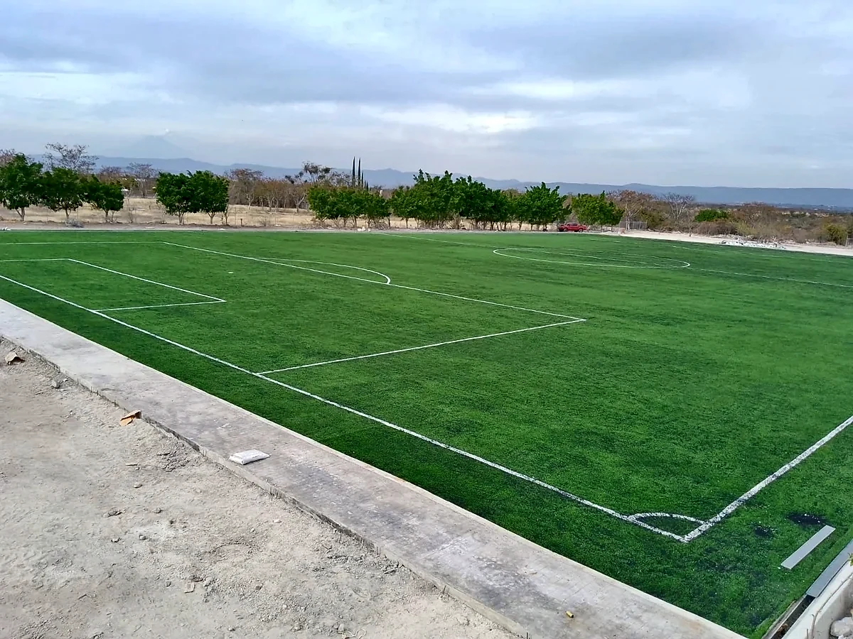 Cancha de fútbol soccer con pasto sintético en Santa Catarina Tlaltempan, Puebla: la cancha desdel fondo