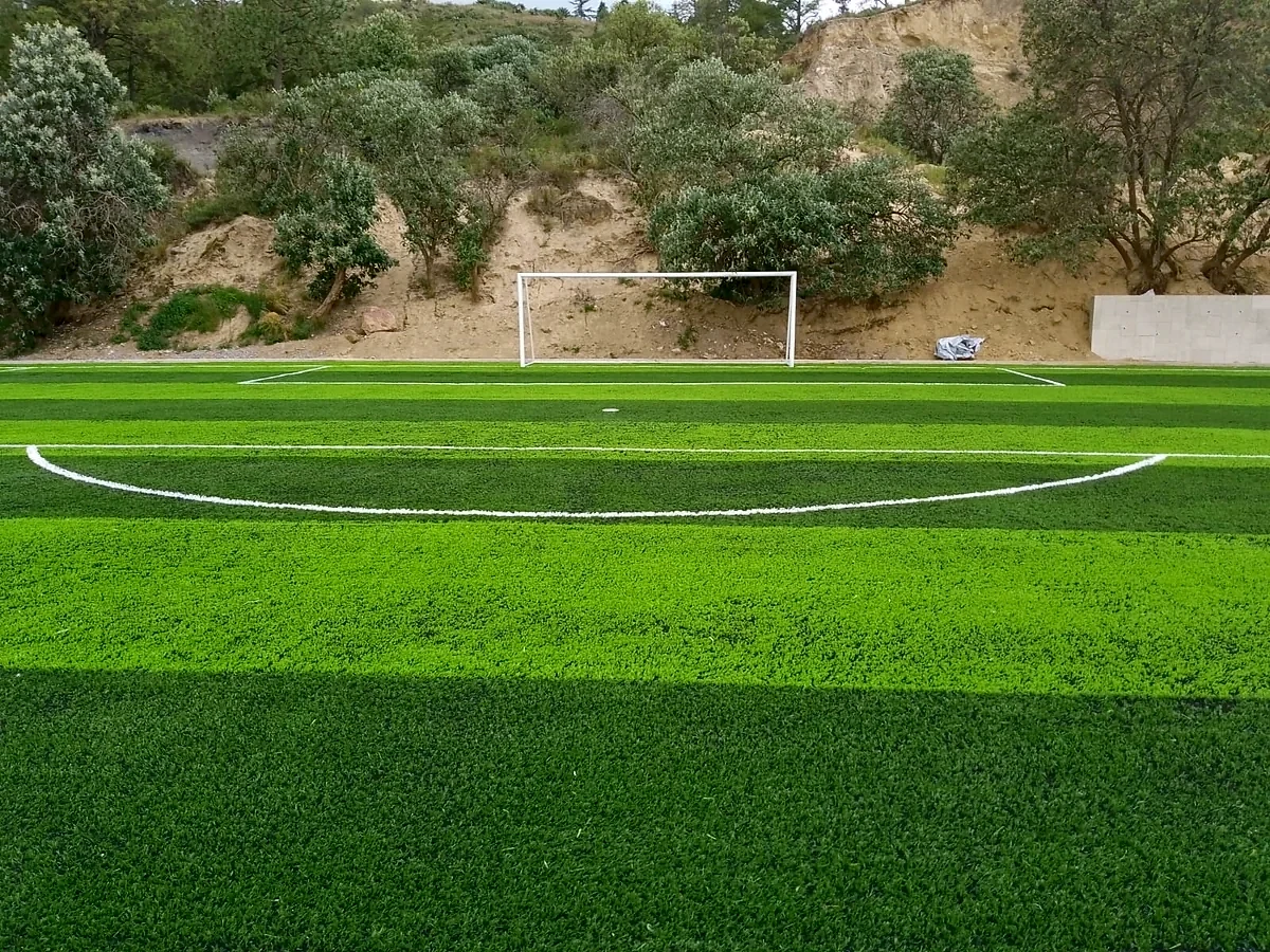 Cancha de fútbol soccer con pasto sintético en Unidad Deportiva Cosamaloapan, Ciudad Serdán, Puebla: otra vista de la cancha