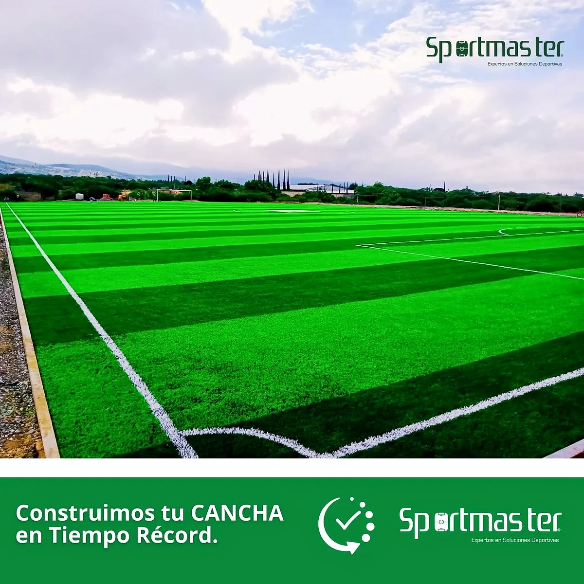 Cancha de fútbol soccer con pasto sintético en Unidad Deportiva Santiago Miahuatlán, Puebla: la cancha desde la línea lateral