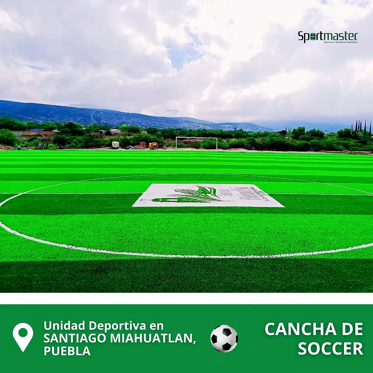 Cancha de fútbol soccer con pasto sintético en Unidad Deportiva Santiago Miahuatlán, Puebla: otra vista de la cancha
