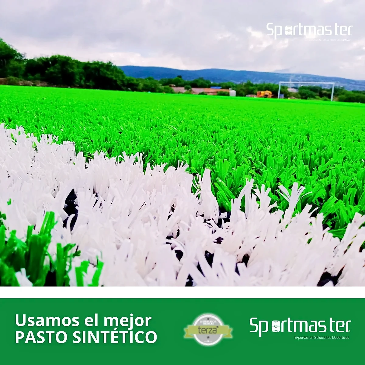 Detalle del pasto sintético de la cancha de fútbol soccer en Santiago Miahuatlán, Puebla