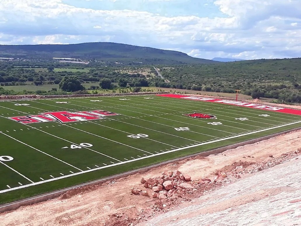 Campo de fútbol americano con pasto sintético en Arkansas State University, Querétaro