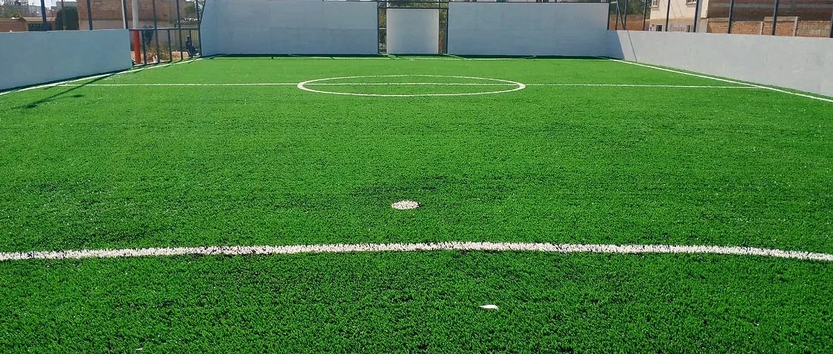 Cancha de fútbol 5 con pasto sintético en Canchas la Tortuga y Bordo Blanco, Tequisquiapan, Querétaro: la cancha desde la línea lateral