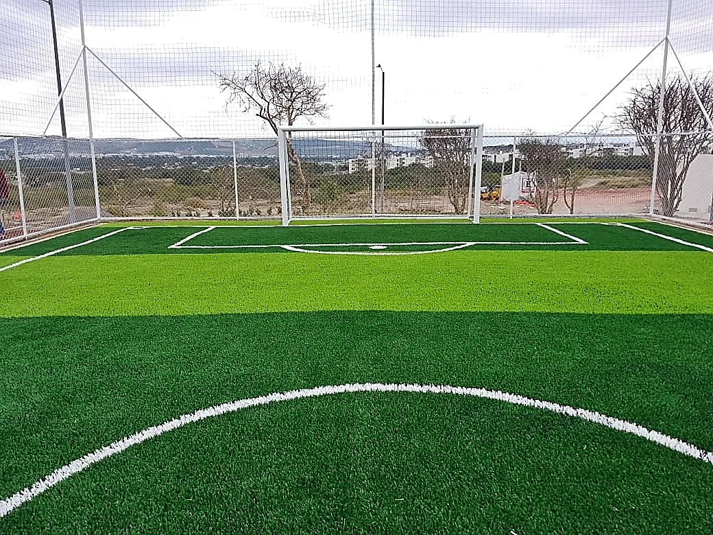 Cancha de fútbol 5 con pasto sintético en Carpin, Querétaro, Querétaro: la cancha desde la línea lateral