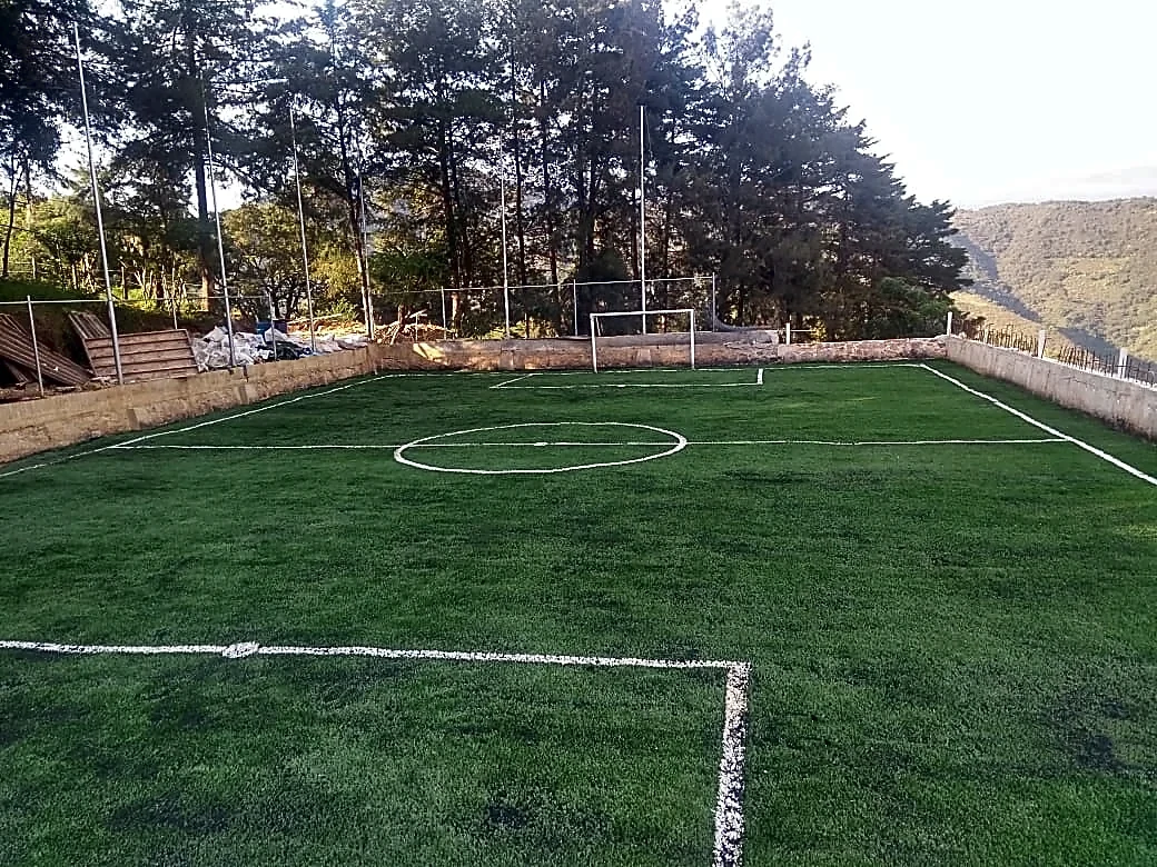 Cancha de fútbol 5 con pasto sintético en Telesecundaria Escudo Nacional, Pinal de Amoles
