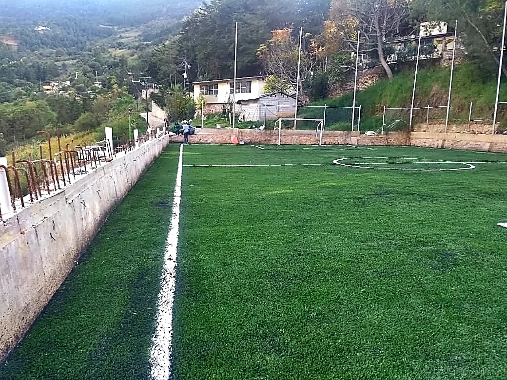 Cancha de fútbol 5 con pasto sintético en Telesecundaria Escudo Nacional, Pinal de Amoles, Querétaro: otra vista de la cancha