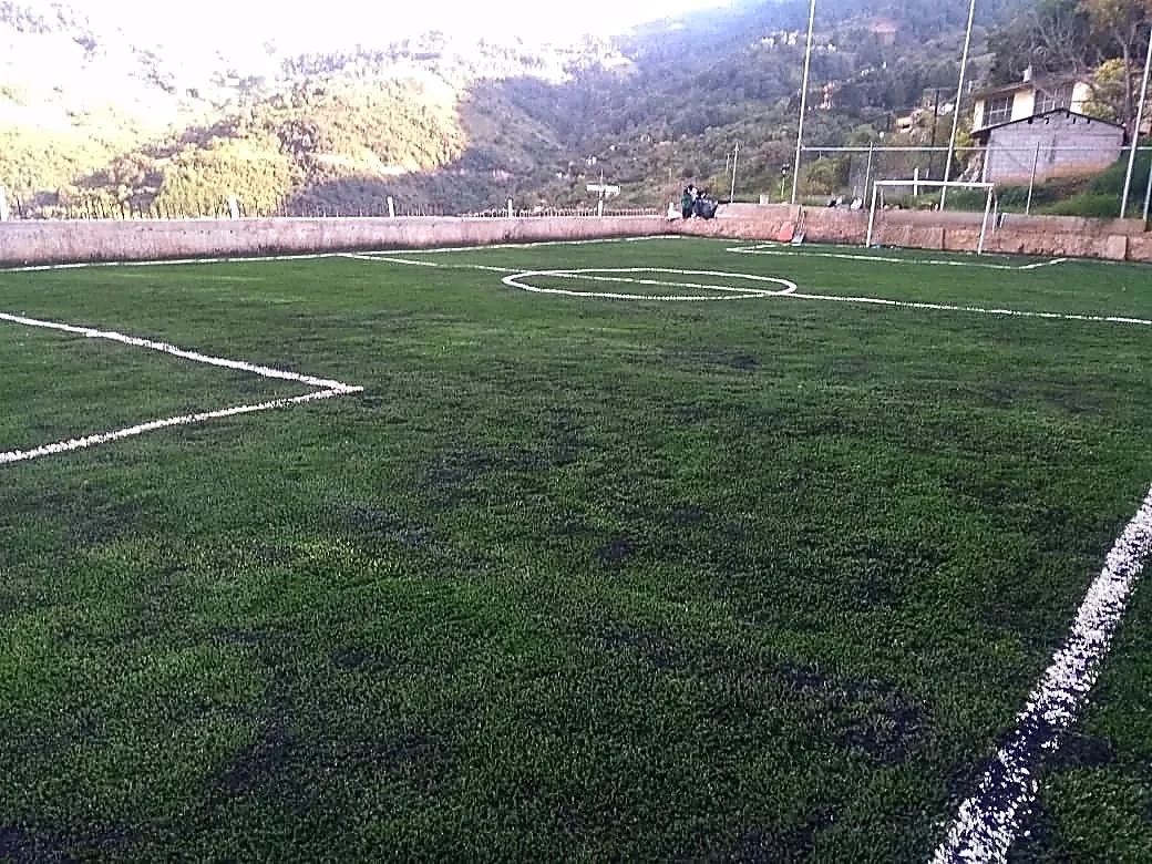 Detalle del pasto sintético de la cancha de fútbol 5 en Pinal de Amoles, Querétaro