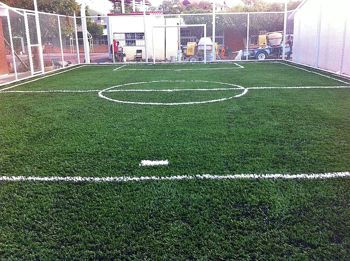 Detalle del pasto sintético de la cancha de fútbol 7 en Jalpan de Serra, Querétaro