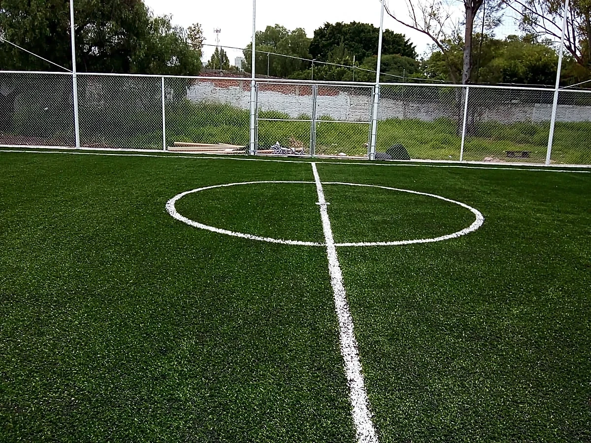 Cancha de fútbol 7 con pasto sintético en Escuela Primaria Melchor Ocampo, Querétaro, Querétaro: otra vista de la cancha de fútbol 7