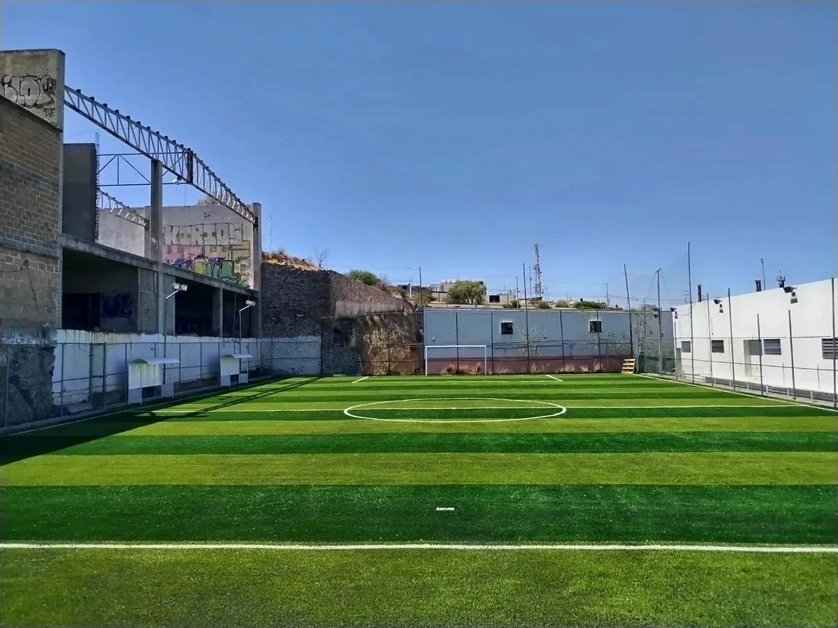 Cancha de fútbol 7 con pasto sintético en Plaza San Juan, San Juan del Río