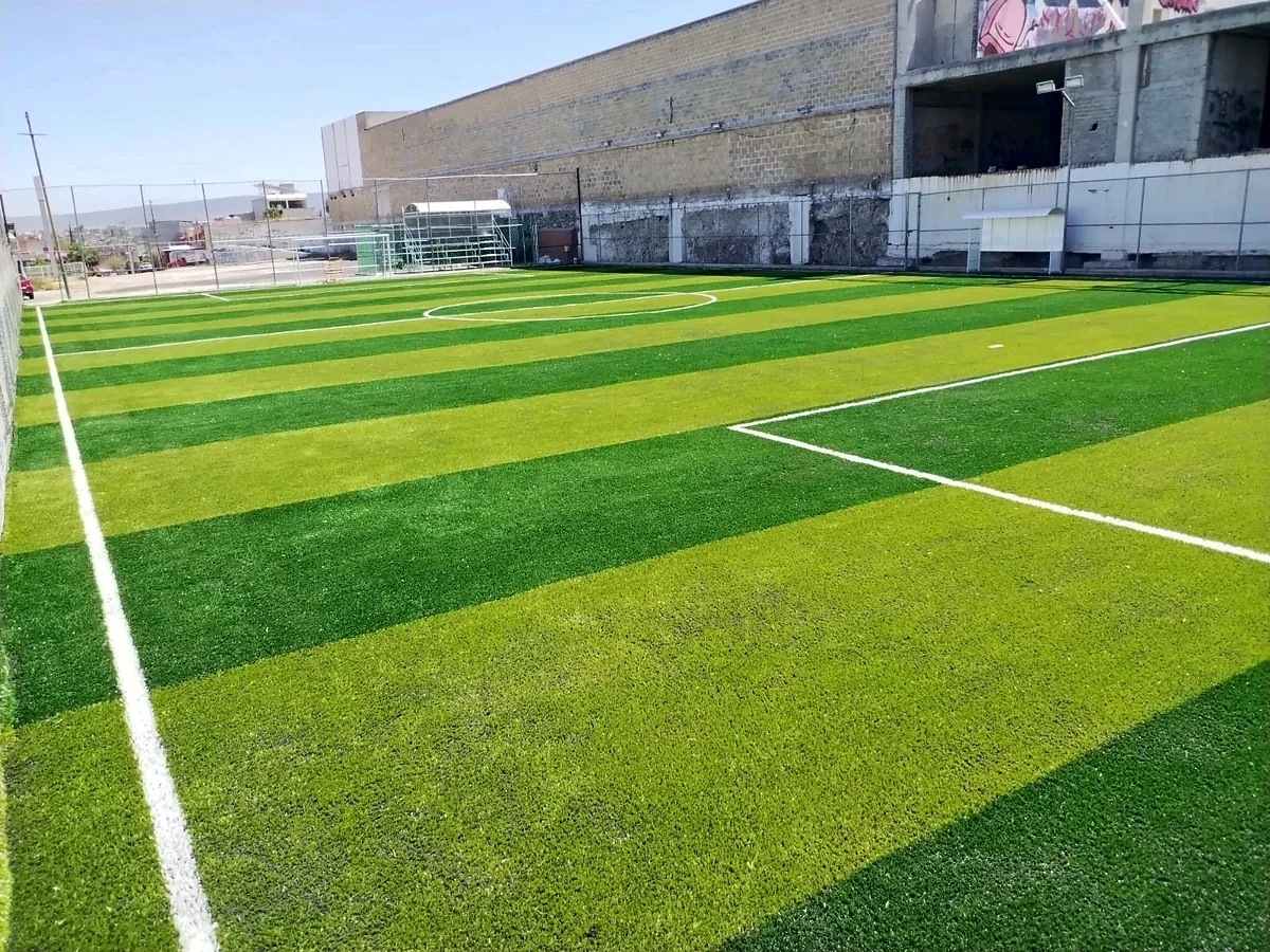 Cancha de fútbol 7 con pasto sintético en Plaza San Juan, San Juan del Río, Querétaro: líneas de juego insertadas en el mismo pasto