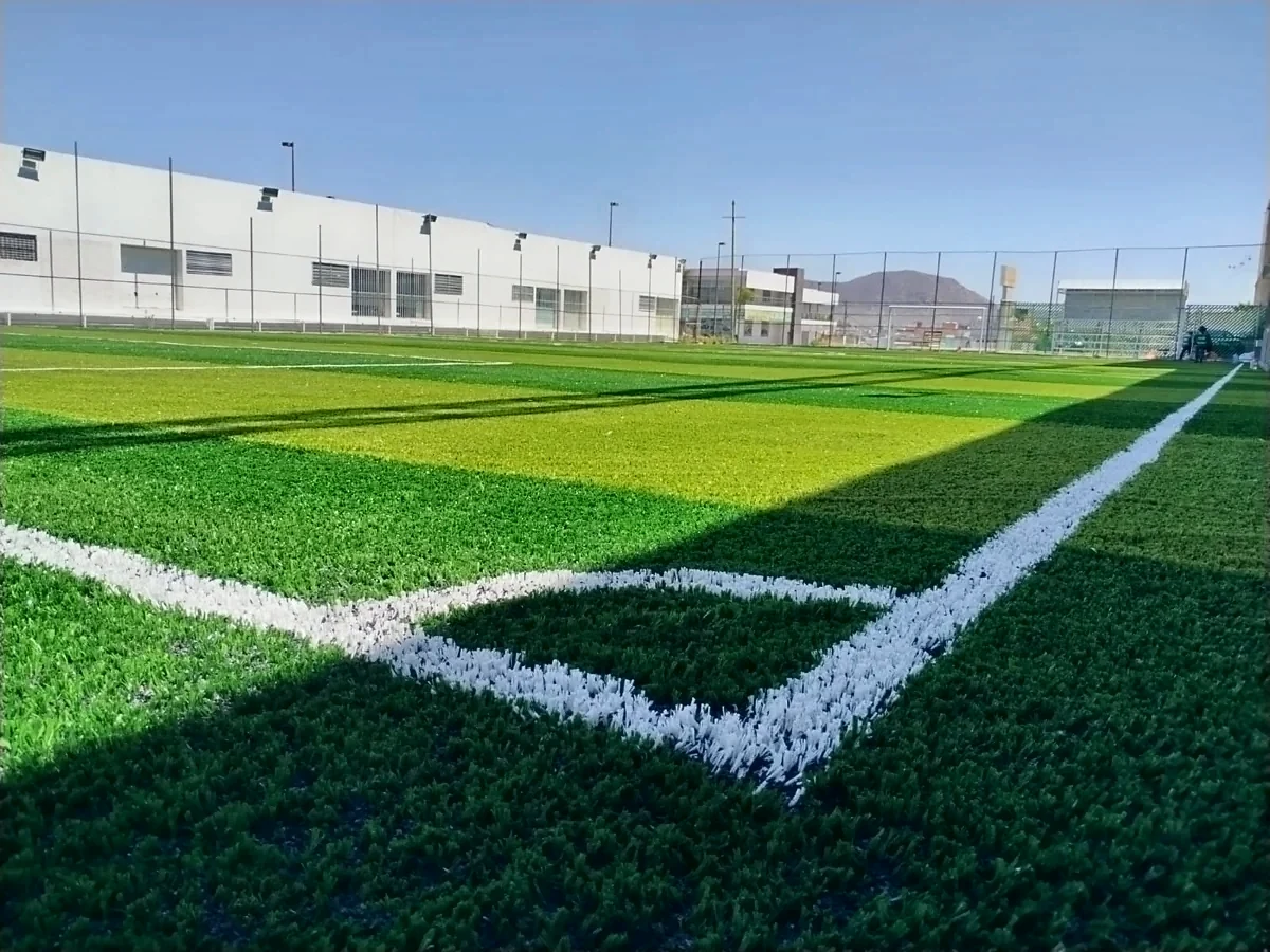Detalle del pasto sintético de la cancha de fútbol 7 en San Juan del Río, Querétaro