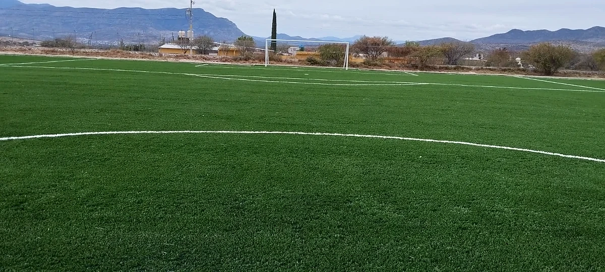 Cancha de fútbol soccer con pasto sintético en San Pablo Tolimán, Querétaro: líneas de juego insertadas en el pasto