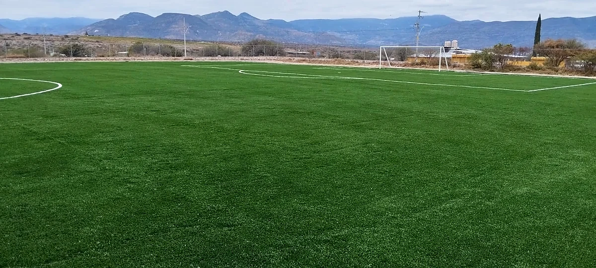 Cancha de fútbol soccer con pasto sintético en San Pablo Tolimán, Querétaro: la cancha desde la línea lateral
