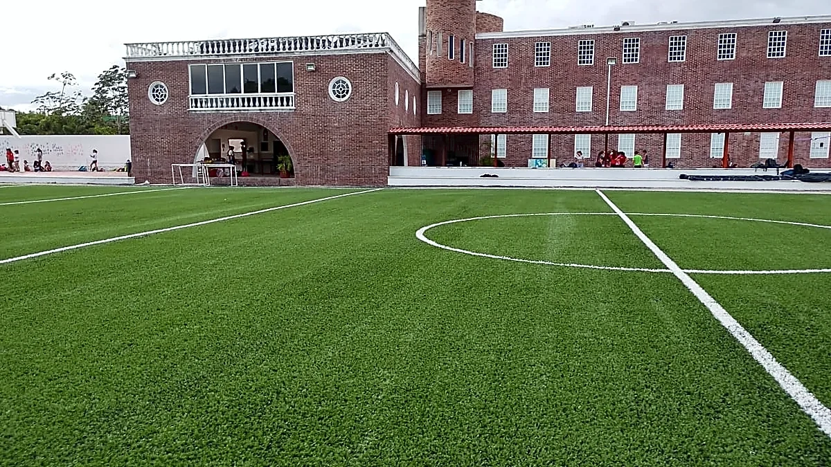 Campo de fútbol americano en el Colegio Álamos, Cancún