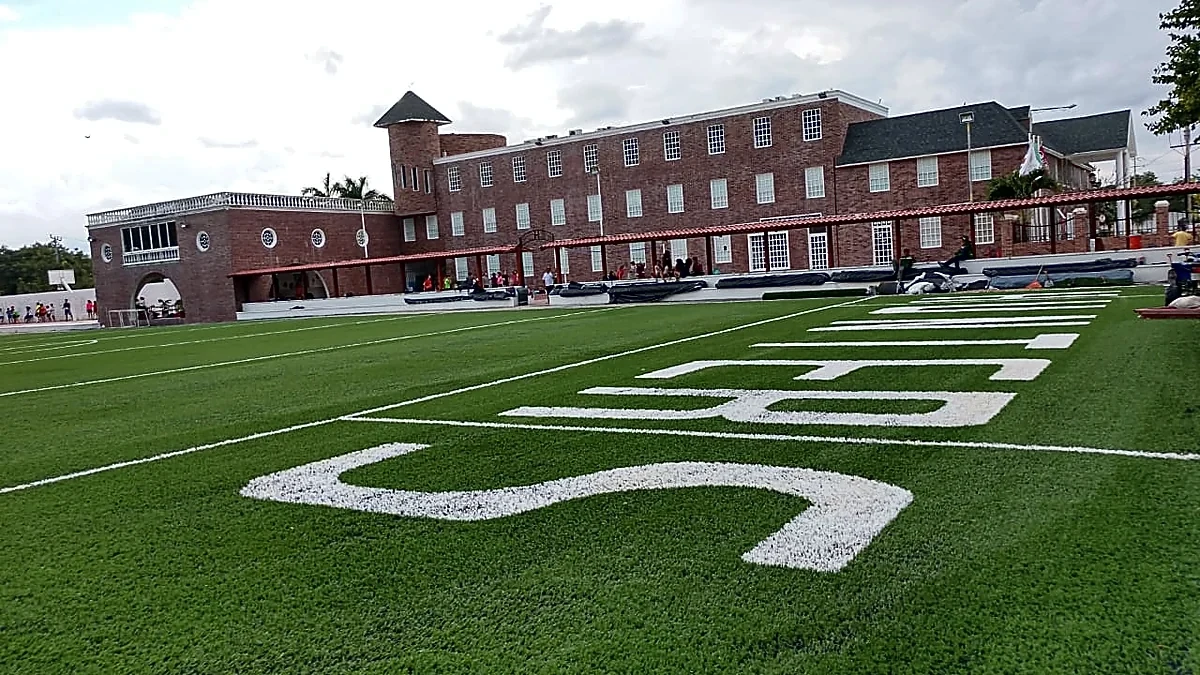 Campo de fútbol americano en el Colegio Álamos, Cancún
